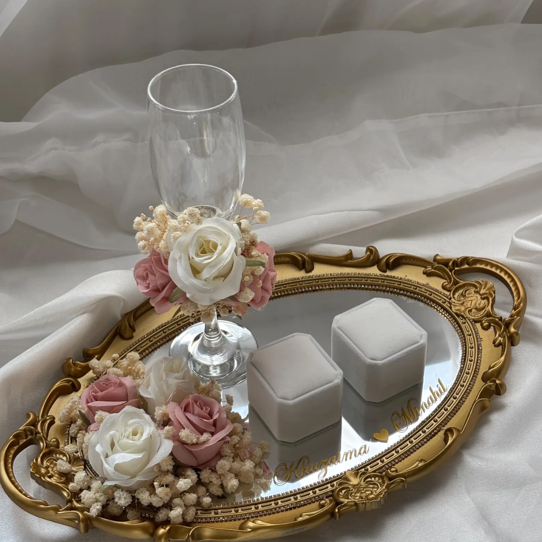 Alliance de fiançailles Yasmine de la marque Création Oriental, bijou en or avec diamants, vue en gros plan.