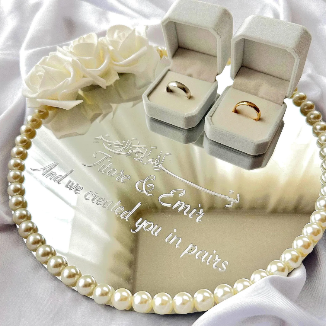 Alliance de fiançailles Camélia de Création Oriental, or blanc orné de détails floraux en or jaune.