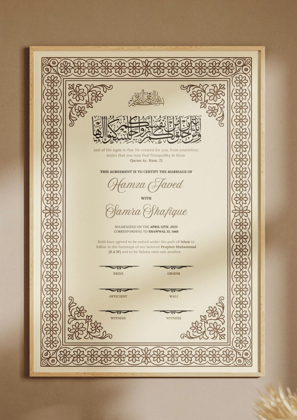 Certificat de mariage Mouna de Création Oriental, élégamment conçu avec motifs traditionnels et détails dorés sur fond blanc.