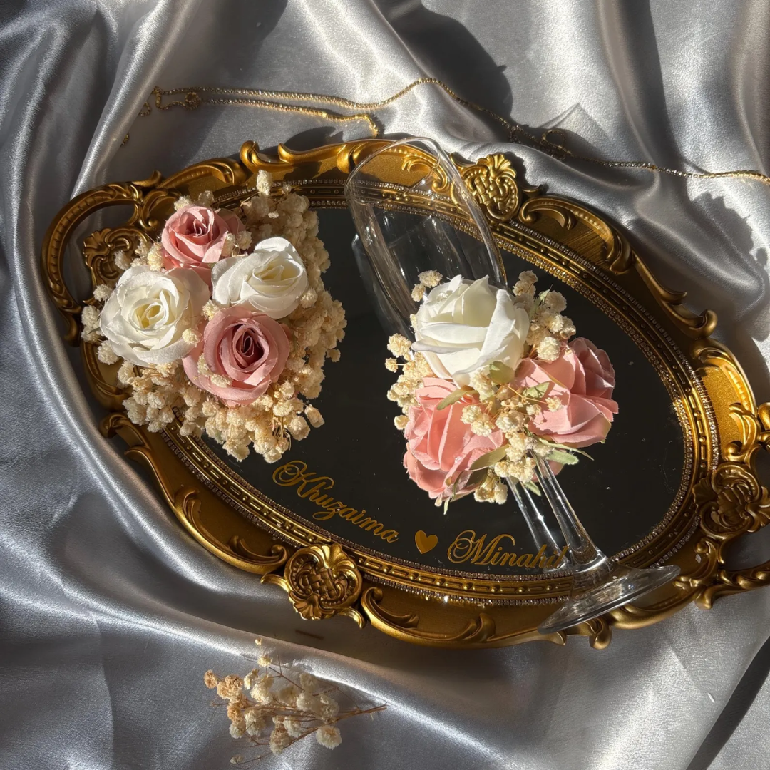 Alliance de fiançailles Yasmine de Création Oriental, bijou en or avec pierres précieuses, posé sur un fond neutre.