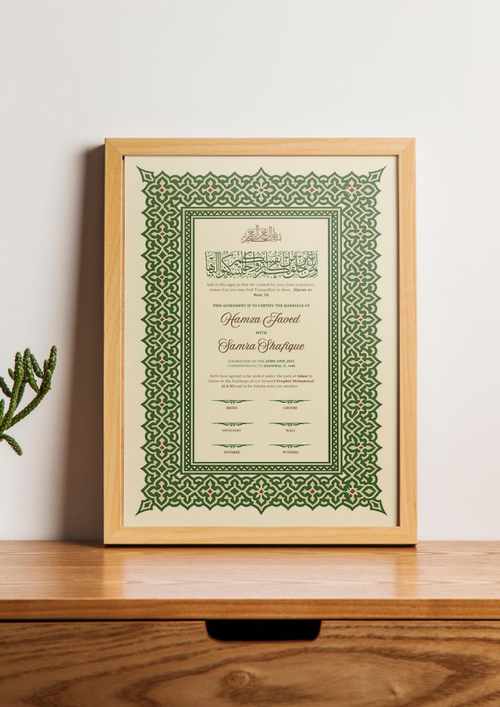 Certificat de mariage Nadia de Création Oriental avec motifs or et calligraphie élégante, photo du document posé sur fond neutre.