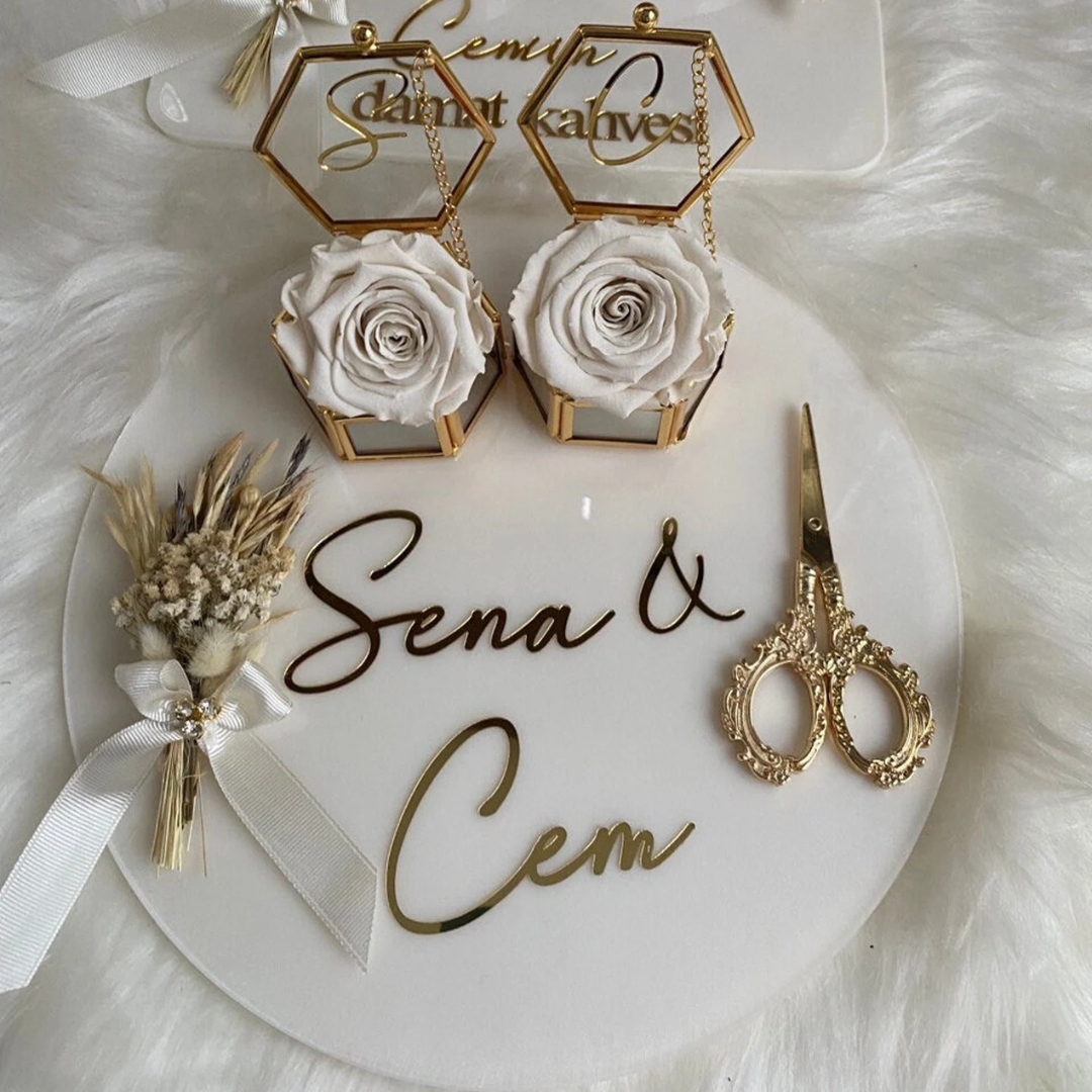 Anneau de fiançailles Rym en or avec diamants, présenté sur un fond neutre, par Création Oriental.