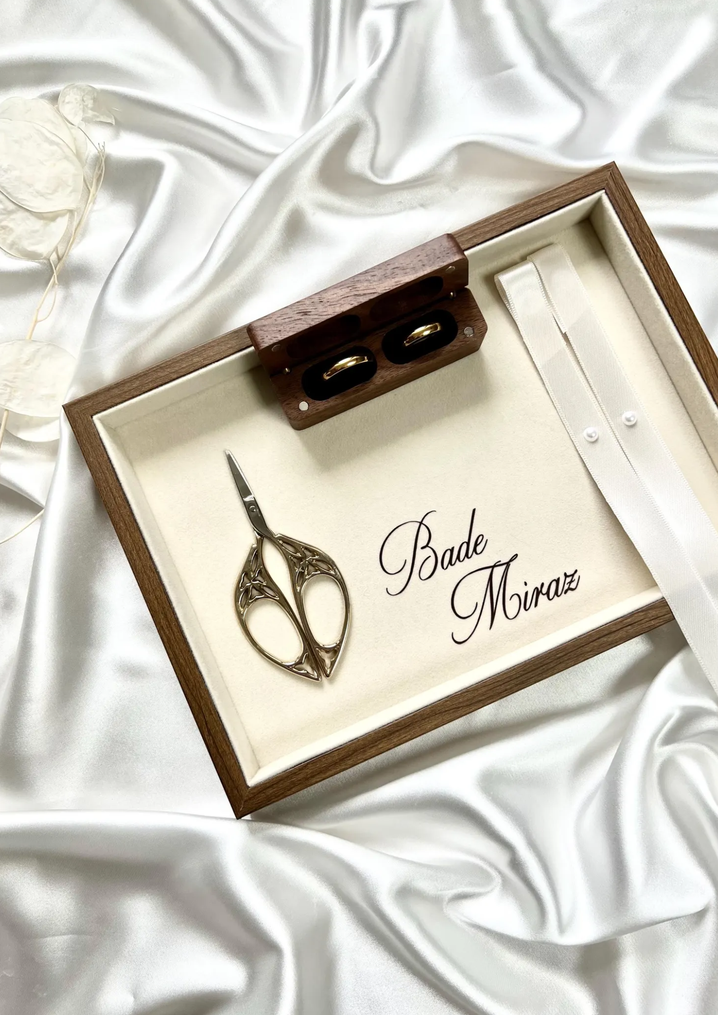 Alliance de fiançailles Zyad en or avec diamants ornés d’un motif floral, présentée sur un fond neutre.