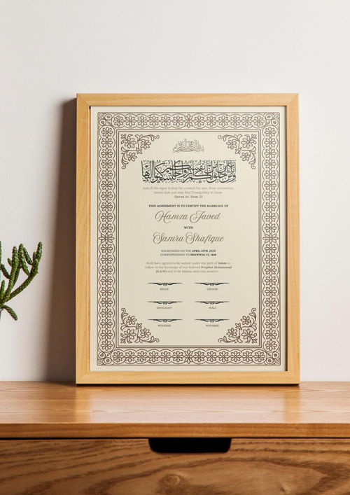 Certificat de mariage Mouna de la marque Création Oriental, avec motifs traditionnels et écriture élégante.