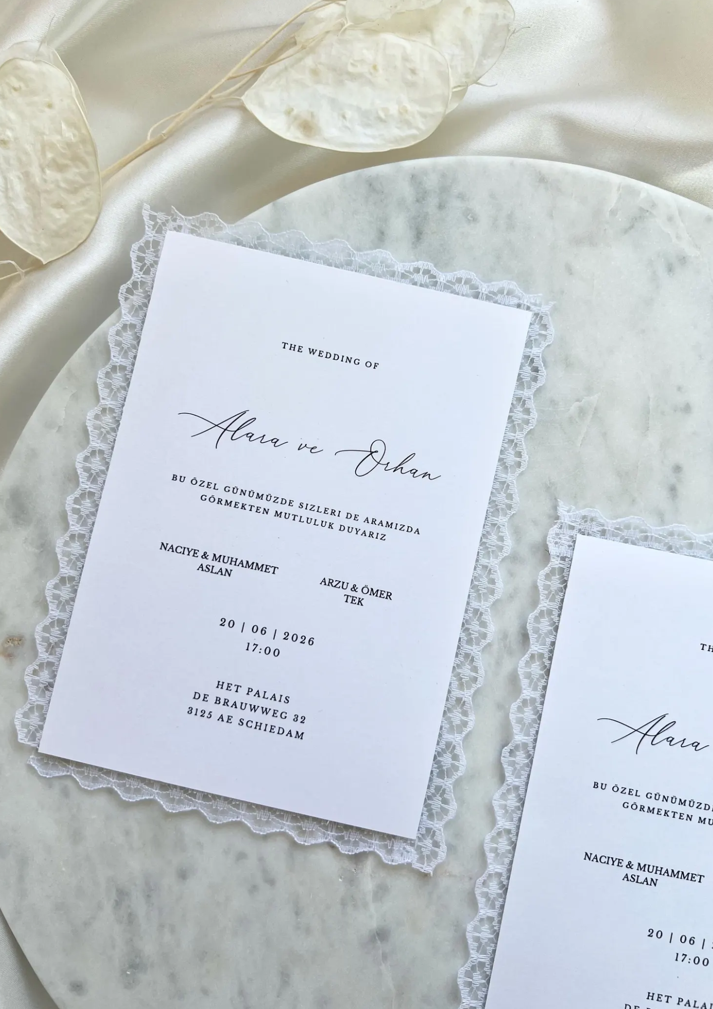 Invitation Alya de Création Oriental avec motifs floraux élégants et détails dorés sur fond blanc.