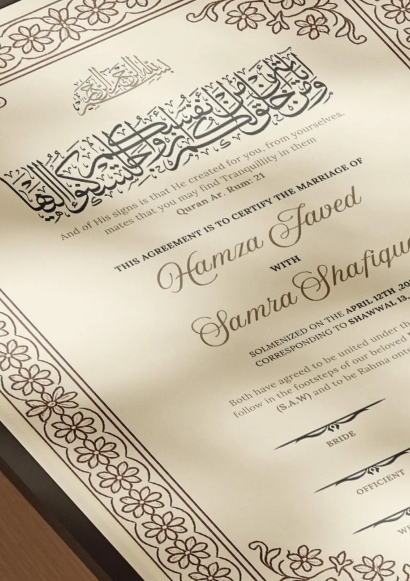 Certificat de mariage Mouna de Création Oriental avec écriture arabe et décor or, sur fond blanc.