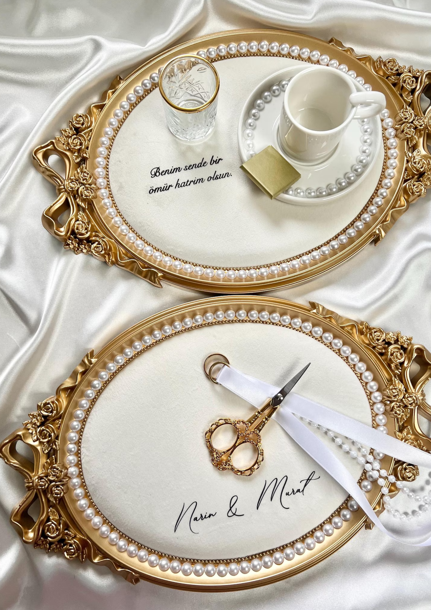 Alliance de fiançailles Idriss de Création Oriental, sertie de diamants, présentée sur un fond neutre.