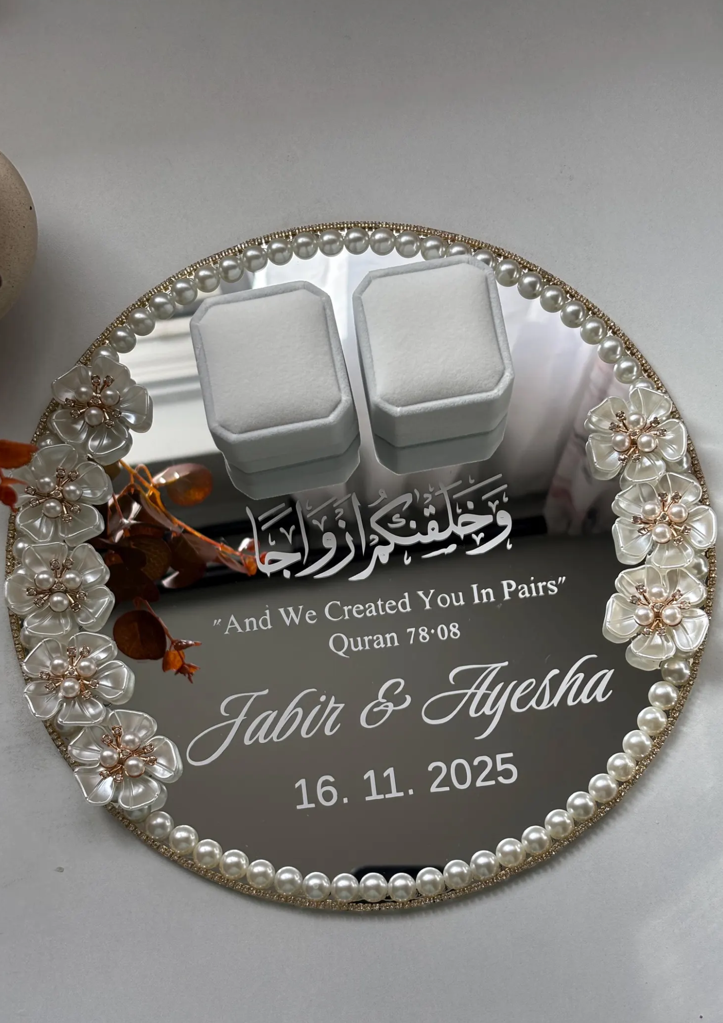 Alliance de fiançailles Nour de Création Oriental avec pierre précieuse centrale et détails en or, vue en gros plan.