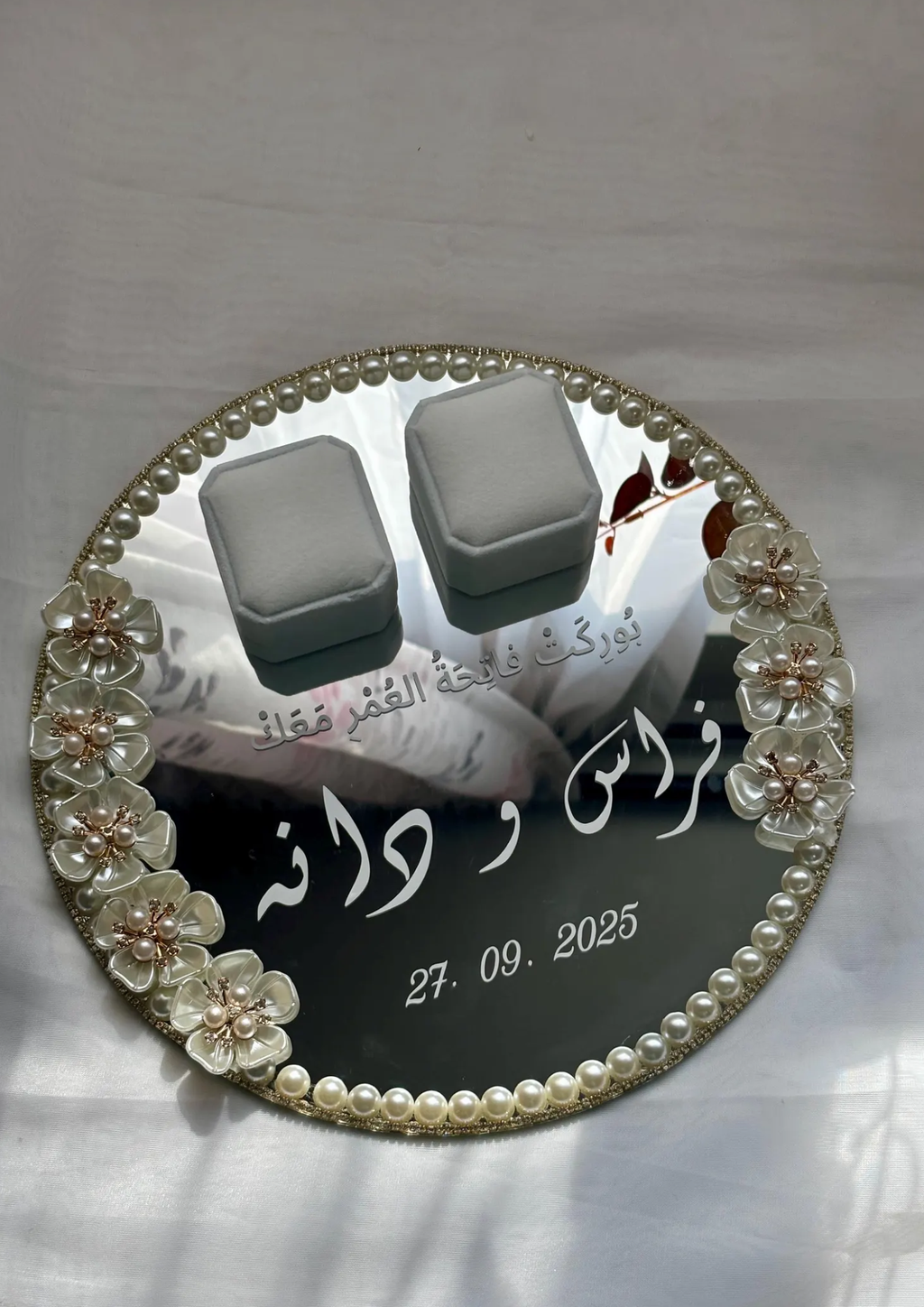 Alliance de fiançailles Nour de Création Oriental avec diamant central sur un fond blanc.